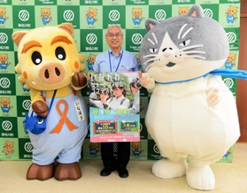 岡本信司町長（中央）といなぼうと記念撮影をするマル（右）＝猪名川町役場