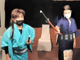 本番に向け、通し稽古に励む山階真魚さん（手前）と橋本正人代表＝アイデアニュース・カルチャーセンター