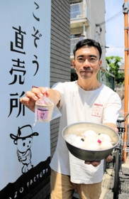 スイーツ豆腐の「もも豆腐『小太郎』」を作った岡本千英さん＝尼崎市稲葉元町３