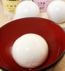 大豆の濃厚な風味となめらかな口当たりが味わえる「たま豆腐『コボウズ』」（手前）＝尼崎市稲葉元町３
