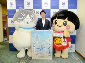 越田謙治郎市長（中央）、きんたくん（右）と記念撮影するマル＝川西市役所