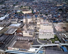 １９７７年に上空から撮影された「キリンビール尼崎工場」（同社提供）