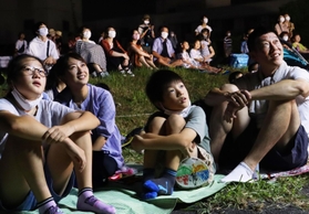 花火見物を楽しむ人たち＝伊丹市東有岡４（撮影・池田大介）