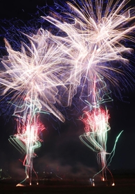 夜空を染める色とりどりの花火＝伊丹市東有岡４（撮影・池田大介）