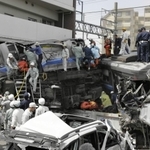 マンションに激突した快速電車の車両。警察官や消防隊員だけではなく、近隣企業からも多くの社員が救助に出向いた＝２００５年４月２５日、いずれも尼崎市内