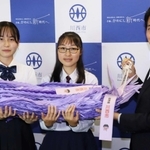 折り鶴を託された平和大使の女子生徒２人＝川西市役所