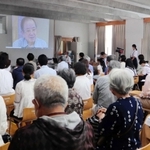 多くの人がつめかけた会場。当時の体験を語る貴重な語り部の映像も＝西宮市浜脇町、浜脇小学校