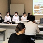 町幹部らを前にお土産物の商品企画案を発表する園田学園女子大の学生＝福崎町文化センター