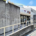 建物の周囲に造成され、地盤面を引き上げることになった擁壁（手前と出入り口右側の壁）＝西宮市新甲陽町