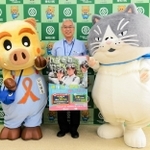岡本信司町長（中央）といなぼうと記念撮影をするマル（右）＝猪名川町役場