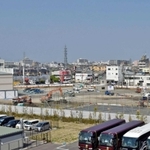 さら地となり、工事が進む浜田球場の跡地。左奥の白い建物は尼崎南署仮本庁舎＝尼崎市大庄川田町