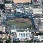 １９９０年に撮影された浜田球場。上部の球場北側を国道２号が東西に走る（尼崎市立地域研究史料館提供）