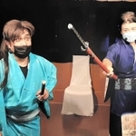 本番に向け、通し稽古に励む山階真魚さん（手前）と橋本正人代表＝アイデアニュース・カルチャーセンター