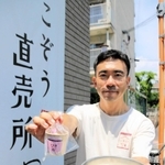 スイーツ豆腐の「もも豆腐『小太郎』」を作った岡本千英さん＝尼崎市稲葉元町３