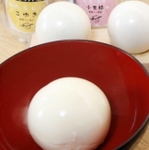 大豆の濃厚な風味となめらかな口当たりが味わえる「たま豆腐『コボウズ』」（手前）＝尼崎市稲葉元町３