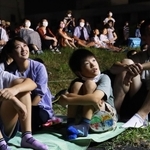 花火見物を楽しむ人たち＝伊丹市東有岡４（撮影・池田大介）