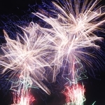 夜空を染める色とりどりの花火＝伊丹市東有岡４（撮影・池田大介）