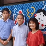 店頭に立つ岡本賢嗣さん（中央）、早苗さん（右）と銭湯の仕事を手伝う次男の圭介さん＝西宮市津門大箇町、大箇温泉