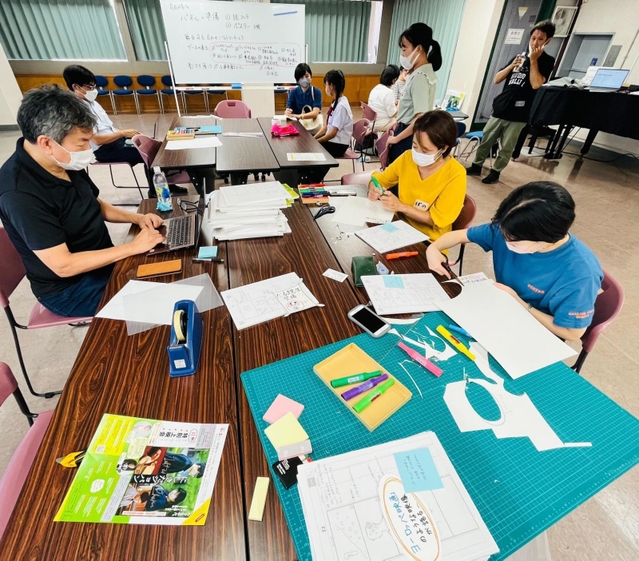 上映会に向けて作業をするボランティア（西宮市文化振興財団提供）