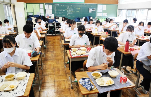 中学生活で初めての給食を味わう生徒たち＝川西南中学校