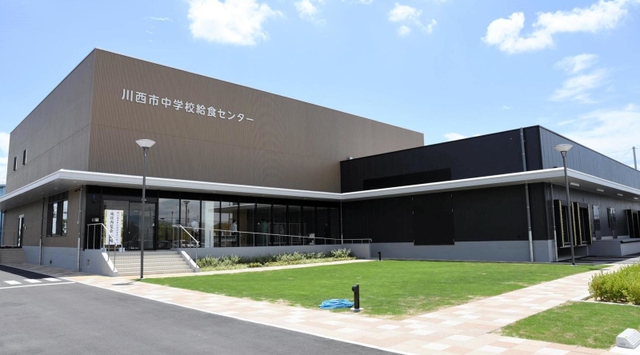 新たに整備された川西市中学校給食センター＝川西市久代３
