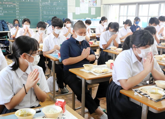 食べる前に全員で手を合わせ「いただきます」のあいさつをする生徒たち＝川西南中学校