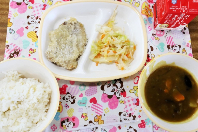 初日の給食はカレー、とんかつ、コールスローサラダ、玄米ご飯、牛乳＝川西南中学校