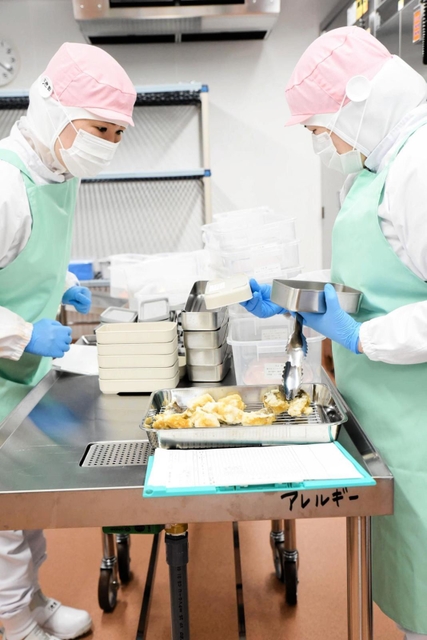 給食センター内にあるアレルギー室では、２８品目のアレルギー対応を行う（川西市提供）