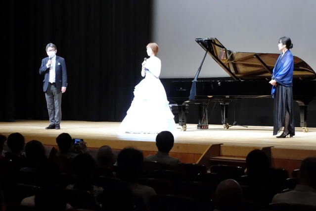 上映前にあいさつする（左から）近藤修平プロデューサー、野々村亜梨沙さん、竹本祥乃監督＝西宮市民会館アミティ・ベイコムホール