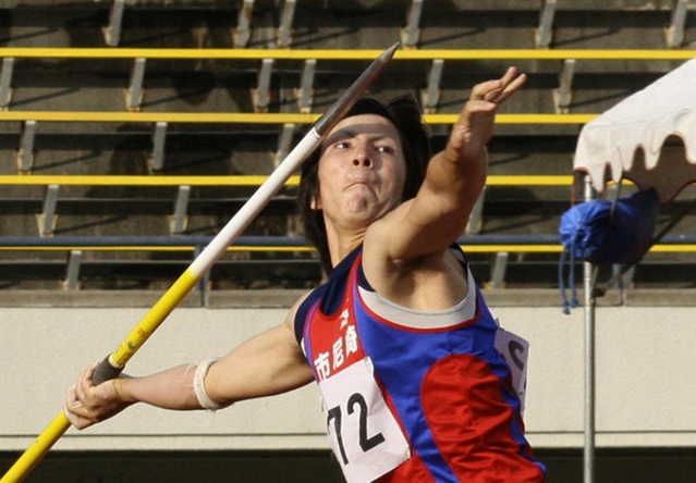 陸上男子やり投げ　最終６投目で逆転優勝を決めたディーン元気（市尼崎）＝神戸市須磨区、ユニバー記念競技場