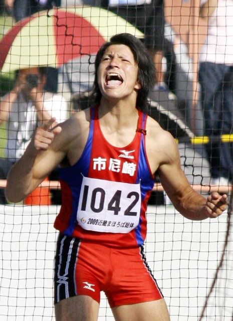 陸上男子円盤投げ　５２メートル３３の大会新記録で優勝した市尼崎のディーン元気＝奈良市鴻ノ池陸上競技場