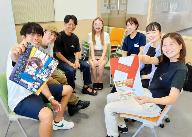人気アニメ「涼宮ハルヒの憂鬱」にちなんだスポーツイベントの準備を進める関西学院大学の学生＝西宮市上ケ原一番町