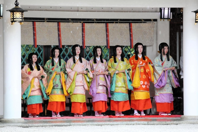 雨の中、八乙女姿で神事に参列する女性たち＝西宮神社
