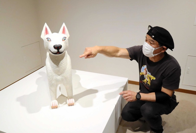 「見る角度によって、体つきや表情が変化する」と説明する三沢厚彦さん
