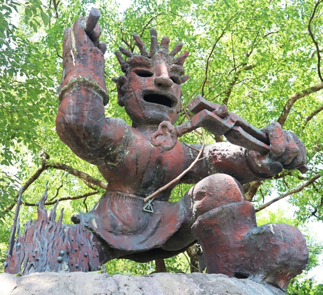 木陰にたたずむ工都尼崎青年の像＝尼崎市神田中通１