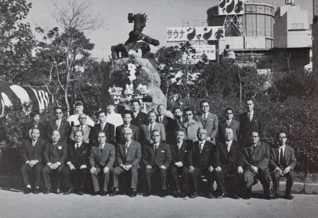 工都尼崎青年の像が完成した当初の写真（提供）