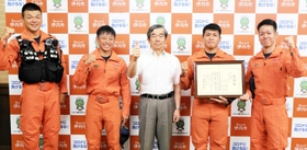 藤原保幸市長（中央）に入賞の報告をした（右から）山崎翔平さん、松山裕貴さん、井上広樹さん、升田秀二さん＝伊丹市役所