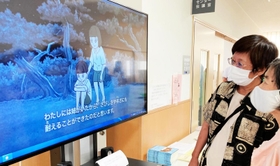 ハンセン病の元患者と家族のエピソードを元にした啓発ＤＶＤに見入る人たち＝尼崎市食満５、園田東生涯学習プラザ