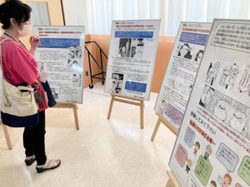 ハンセン病問題を伝える漫画「麦ばあの島」から学ぶパネル展を見る市民＝尼崎市食満５、園田東生涯学習プラザ