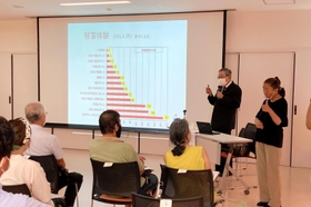 ハンセン病患者の被害体験の聴き取り結果などを見せ、問題を語る畑野研太郎・邑久光明園名誉園長＝尼崎市食満５、園田東生涯学習プラザ