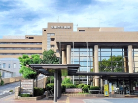 宝塚市が建て替えを検討している宝塚市立病院＝宝塚市小浜４