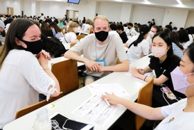 自己紹介をする関西学院大学の学生と交換留学生＝西宮市上ケ原一番町