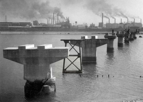 武庫川線から尼崎市の臨海部へ接続するために建設されていた橋脚＝１９４５～５５年ごろ（阪神電鉄提供）  