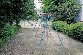 南北に細長い形をした出屋敷西公園。北側（奥）には高架を走る電車が見える＝尼崎市南竹谷町２