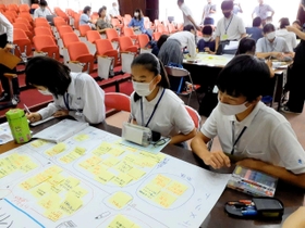 グループごとに分かれ、子どもらが活発に議論した＝尼崎市教育・障害福祉センター