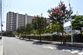 尼崎精工跡地の現在の様子。工場やマンションが豊かな緑とともに立ち並ぶ＝尼崎市金楽寺町　
