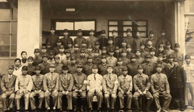 昭和１５、１６年ごろに尼崎精工で撮影された記念写真。勤務していた聴覚障害者らが写る（尼崎市立地域研究史料館提供）