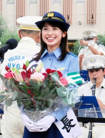 西宮署の一日署長に就任した関西テレビアナウンサーの舘山聖奈さん＝西宮市高松町