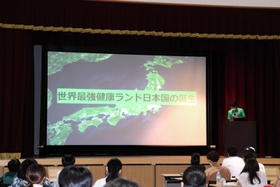 日本をより健康にするための政策を打ち出した参加者の発表＝尼崎市長洲中通１、小田南生涯学習プラザ