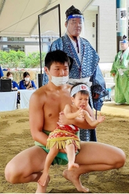 取組後も泣きやまない赤ちゃん＝越木岩神社